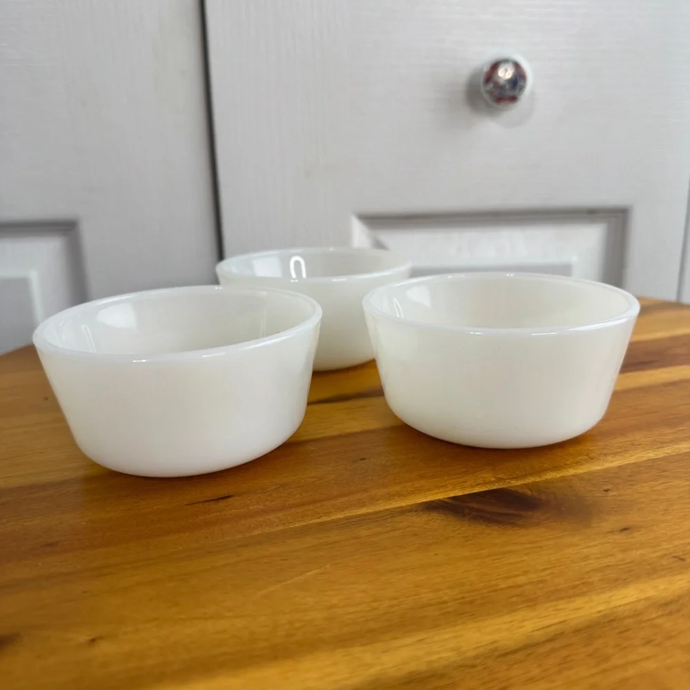 Anchor Hocking Fire King milk glass custard bowls‎